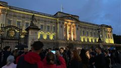 Cientos de personas se acercan a Buckingham Palace