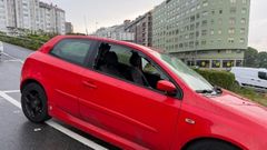 Uno de los coches que este mi�rcoles amanecieron con las ventanillas rotas en O Castrill�n