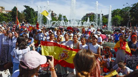 Grupos de fieles esperan el paso del papa Le�n XIV en el papam�vil por el centro de Madrid este s�bado, durante el primer d�a de los seis que componen su visita oficial a Espa�a.