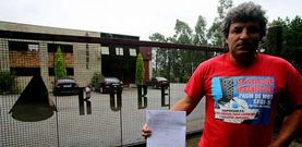 Un vecino, Manuel Rodr�guez, delante de la sede de Rube, que est� asentada en suelo r�stico en la zona de Tameiga, en Mos. 