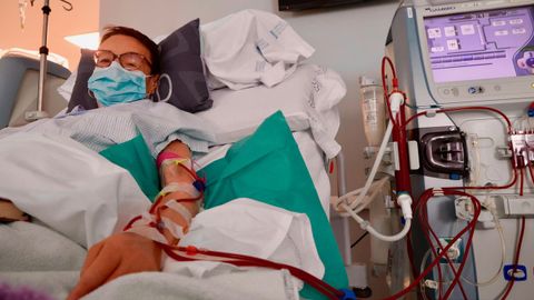 Luz Pumar, retratada este martes en la sala de di�lisis del Marcide, donde se quiso fotografiar para mostrar la realidad de los enfermos renales agudos