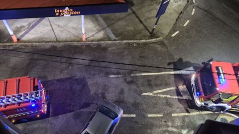 Medios de emergencias en la calle Faustino Santalices de Bande.