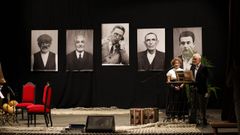 Al fondo de la imagen, retratos de los cuatro marineros reales que inspiraron la creaci�n de la canci�n �Catro vellos mari�eiros�, Sildo, Llana, Tort�n y Cax�; en el centro, el del autor, el periodista Jos� Travieso Quelle