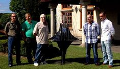 El escultor Carlos Fierro tambi�n ha donado una obra a SOS Tomi�o para rifarla y comprar comida. 