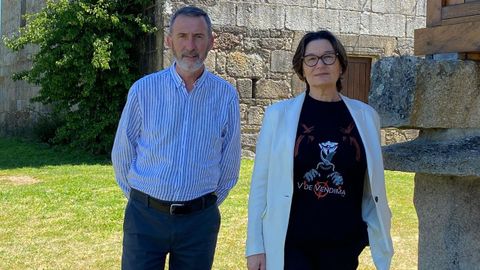 O alcalde Barro, Xosé Manuel Abraldes, coa pregoeira da Festa do Viño, Salomé Cancela