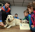 El perro �Milo� recibi� su diploma y un saco de pienso. 