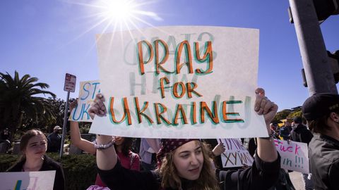 Un manifestante sostiene un cartel en el que se lee  Reza por Ucrania  mientras un centenar de personas se renen para manifestarse contra la operacin militar rusa en Ucrania frente al Edificio Federal en Los ngeles, California, EE.UU.