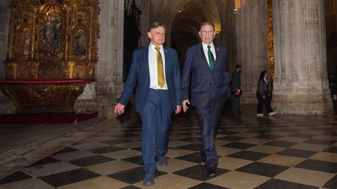 El alcalde de Oviedo, Alfredo Canteli, acompaado del edil de Seguridad Ciudadana, Jos Ramn Prado, abandonan la catedral tras tratar de reunirse con los tres trabajadores de Vesuvius que desde hace tres das estn encerrados en el interior la catedral. 