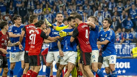 Momento de la tangana en el partido del play off de ascenso entre el Real Oviedo y el Mirandés