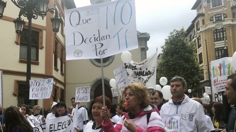 Los manifestantes de la escuela se vistieron con camisetas y se armaron con carteles para reivindicar la libertad de elecci�n de centro.Los manifestantes de la escuela se vistieron con camisetas y se armaron con carteles para reivindicar la libertad de elecci�n de centro 