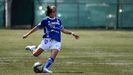 Isina golpea un esfrico durante el partido del Real Oviedo Femenino