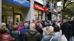 Mayores esperando en Ourense a las puertas de una agencia