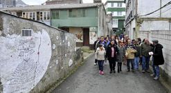 El impulsor de las Meninas de Canido guio la ruta por las principales pinturas del barrio. 