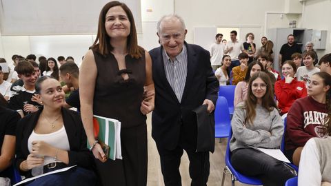 Malores Villanueva con Alonso Montero durante a homenaxe ao mestre no Instituto �lvaro Cunqueiro de Vigo