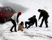 Algunas familias aprovecharon que ayer no haba clases para subir al monte Faro, en Chantada, y jugar con la nieve.