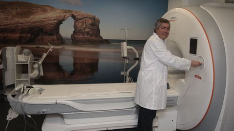 Ignacio Docal Cabrera, con la resonancia fija del hospital de Burela, cuyo presupuesto super� los 800.000 euros