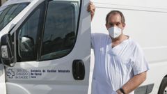 Javier Vali�o Rodr�guez, ante la furgoneta del Arquitecto Marcide que usa cada d�a en el trabajo
