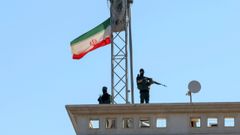 Dos guardias de seguridad vigilan la embajada de Ir�n en Beirut, la capital del L�bano.