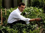 El chef del Azurmendi, en el huerto del restaurante.