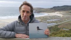 Jes�s Busto, retratado en Doni�os con �Libres en el mar�, el primer libro de la editorial Libros del Oc�ano