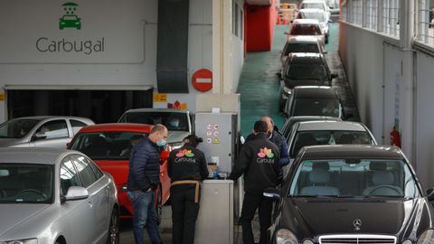 Largas colas en una gasolinera en A Corua en esta maana de viernes