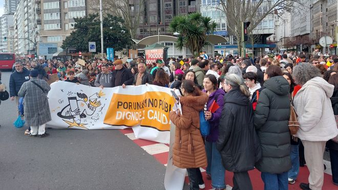 Docentes, familias y alumnos recorrieron el centro de A Coru&ntilde;a reclamando una educaci&oacute;n digna
