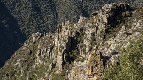 El camino hacia el mirador discurre entre abruptos paisajes