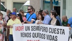Varios familiares de Marco Fern�ndez, el conductor fallecido, acudieron este mi�rcoles a la manifestaci�n convocada por los vecinos de Recimil y Coeo frente a la Subdelegaci�n del Gobierno en Lugo.