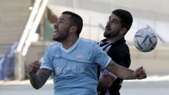 Asier disputa el bal�n con un jugador del Victoria