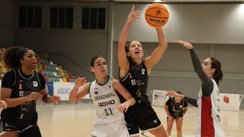 Cris Loureiro (centro de la imagen), en el &uacute;ltimo partido del 2025, en casa frente al l&iacute;der, Ibaizabal