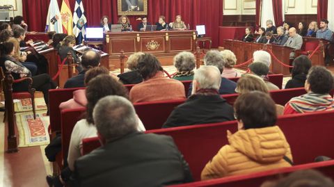P�blico y concejales ferrolanso en el pleno extraordinario celebrado el pasado 13 de enero, que comenz� a las ocho de la tarde.