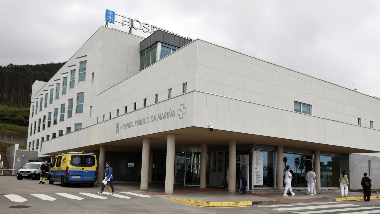 Herido en un accidente laboral al salirse de una pista forestal un camión de madera en Viveiro