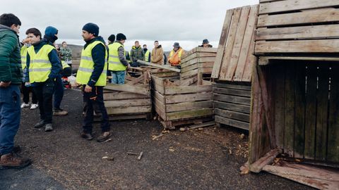 Llegan cajas de madera para alimentar las hogueras