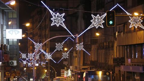 LUCES DE NAVIDAD EN OURENSE.En la ciudad, el alumbrado navideo se encendi la noche antes del puente de la Constitucin