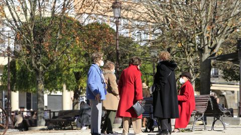 De pie o sentados, la plaza se ha convertido en el nuevo lugar de socializaci�n