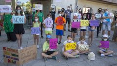 Protesta de las familias por el cierre de un aula en el colegio de Calo, en Teo