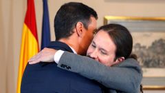 Abrazo entre el presidente en funciones y el exvicepresidente tras el acuerdo de coalici�n en el 2019