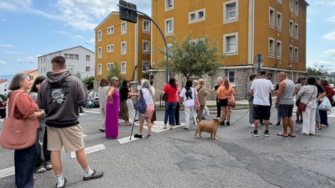 Concentraci�n de vecinos del grupo de viviendas de Mar�a Pita de Laba�ou. 