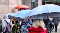 Temporal de lluvia, viento y rayos en Vigo. Circulaci�n de peatones y coches bajo la lluvia en Urzaiz
