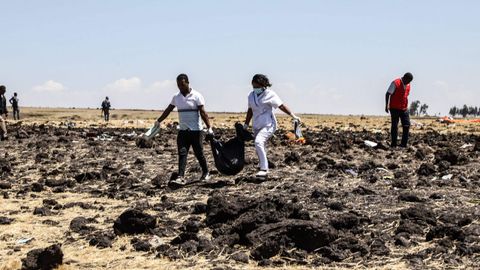 Rescate de los cadveres en bolsas