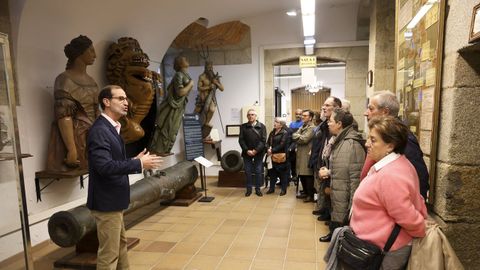 Jaime Antn ofreci explicaciones detalladas durante la visita de los suscriptores de La Voz al Museo Naval. 