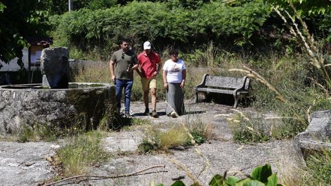 Iv�n Cuquejo, Alberto Otero y Mari Carmen Barreiro, en la plaza del pueblo de Rubi�s (Punx�n), rodeada de maleza, el s�bado 27 de junio.