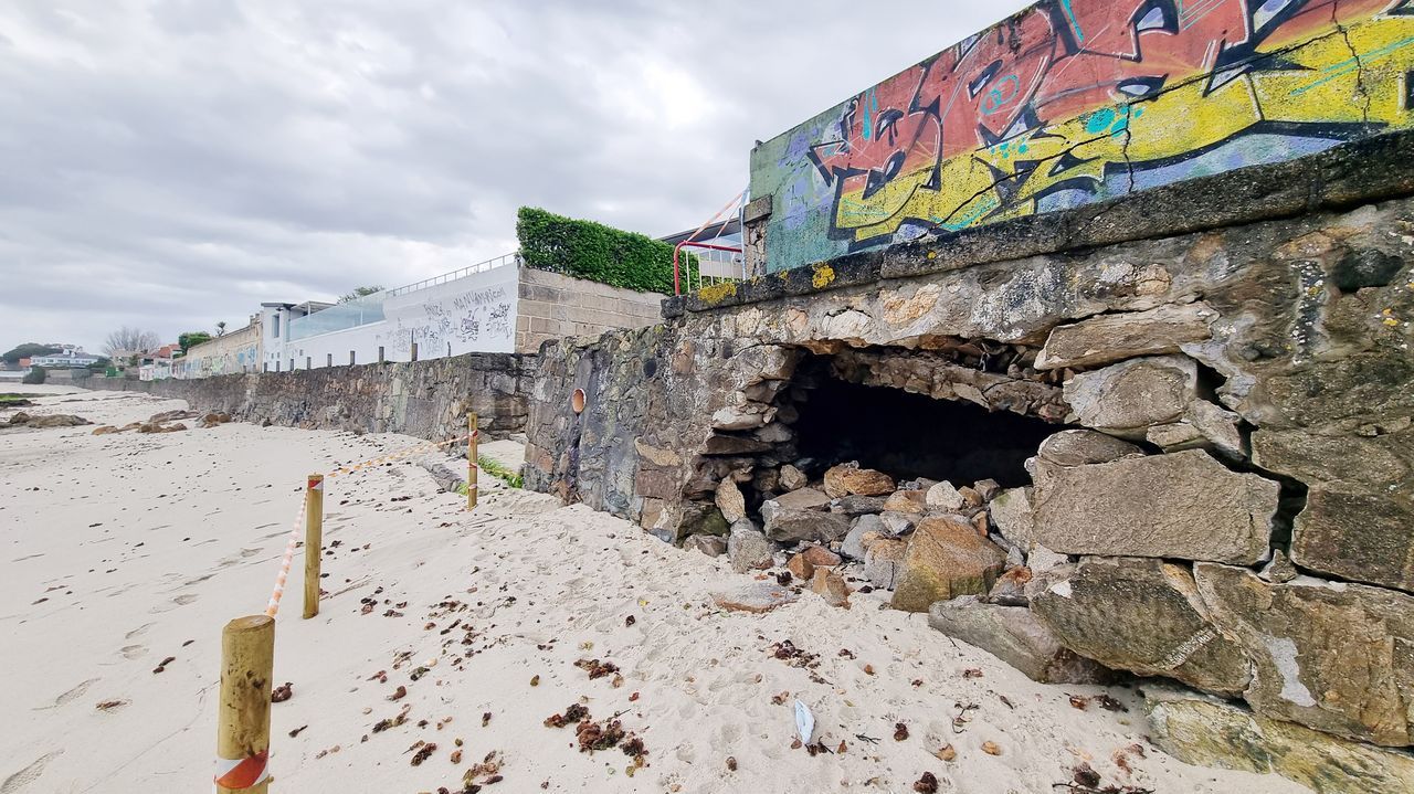 Alerta vecinal por el riesgo de colapso de dos muros en la costa de Canido