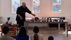 Elena Ferro, titular del taller Eferro, muestra su trabajo a los escolares.