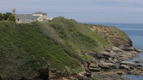 Vista de la iglesia y de la casa rectoral de Cangas, en Foz, junto al acantilado