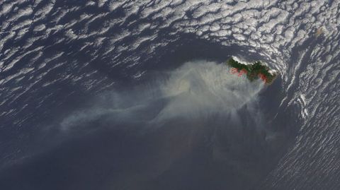 Imagen del sat�lite que muestra los incendios en la isla de Madeira durante el mi�rcoles 10