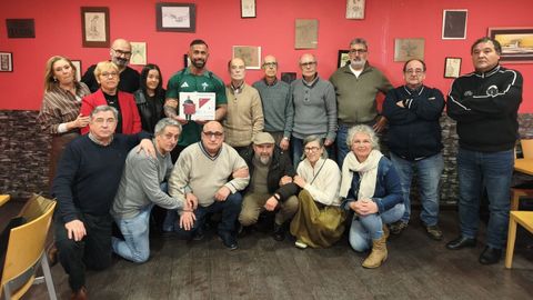 Familiares y amigos de Juanjo en el homenaje que se celebr&oacute; en O Toldo este s&aacute;bado. 