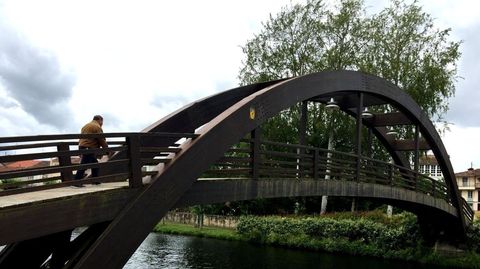 El nuevo puente abierto al tr�fico sustituir� a la actual pasarela peatonal del Malec�n