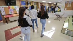 Alumnos del IES de Poio accediendo al centro en los primeros d�as del curso