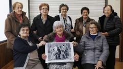 Las ocho protagonistas en la actualidad, de izquierda a derecha y en el mismo orden que en 1956: Segunda fila: Victoria Pi�eiro Pad�n (87 a�os); Carmen Garc�a Carrera (85); Pastora �lvarez Carrera (88), Berta Torres Pombo (86), Peregrina Pi�eiro Pad�n (87). Segunda fila y sentadas: Nieves Garc�a Otero (84 a�os), Amelia Touri�o Andrade (80)  y Plausina Garc�a Otero (82)